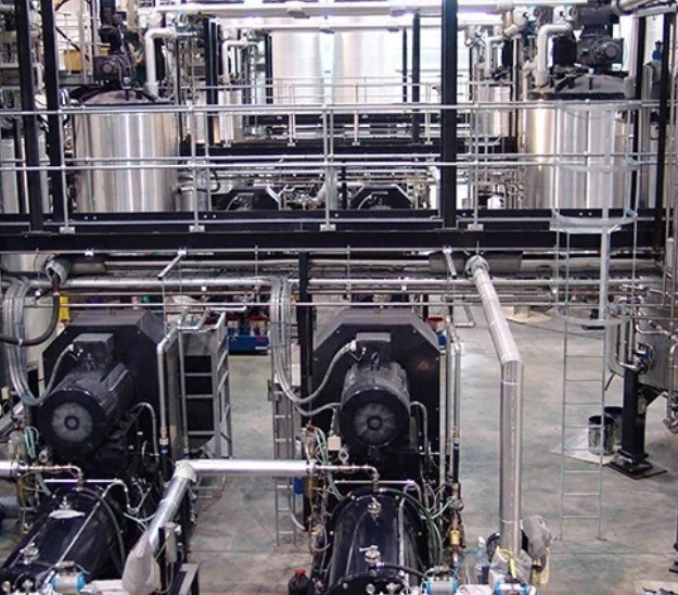 Planta de molienda y dispersión con molinos y tanques de acero inoxidable